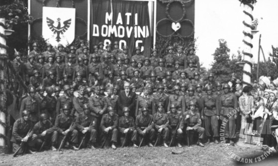 Skupinska fotografija posneta v Dobrovi, 13. avgusta 1944. Foto: neznan, hrani: MNZS.